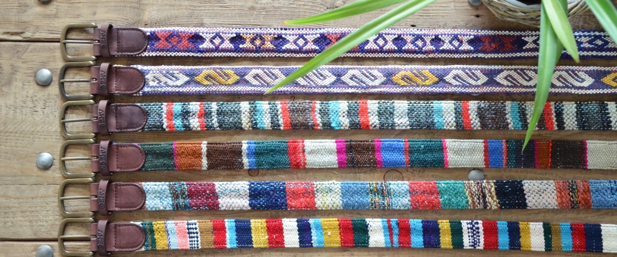 Cinturones únicos de alfombra y piel